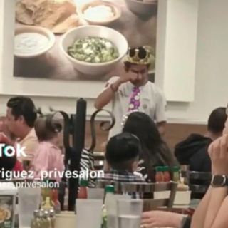 Familia deja plantado a joven en cumpleaños y meseros lo festejan