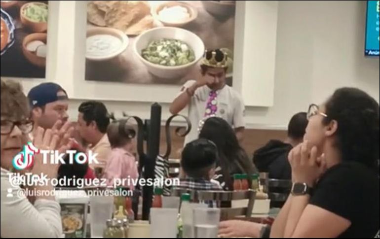 Familia deja plantado a joven en cumpleaños y meseros lo festejan. TIKTOK/luisrodriguez_privesalon