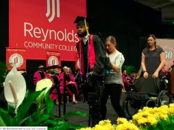 En el video compartido por Reynolds Community College se muestra a Watson levantándose de su silla de ruedas mientras la multitud se vuelve loca. ESPECIAL/CAPTURA DE VIDEO