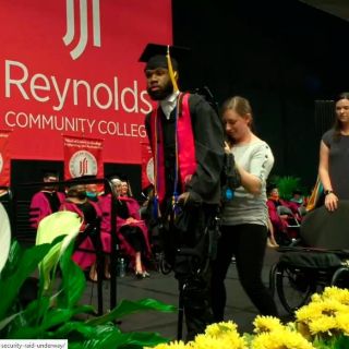 Estudiante paralítico se levanta a recibir su título y lo aplauden en redes