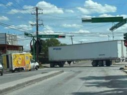 Hombres armados tomaron a la fuerza vehículos para tapar el paso. SUN