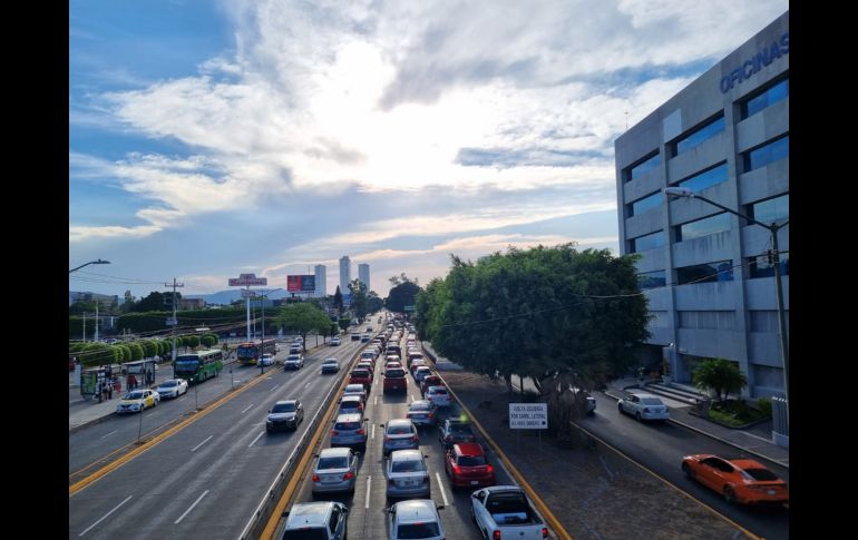 Minutos antes de las 18:00 horas en redes sociales ya reportaban vialidades con denso tránsito vehicular. EL INFORMADOR / E. Gomez