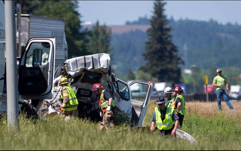 El choque se registró en la autopista Interestatal 5 cerca de Albany, Oregon. AP