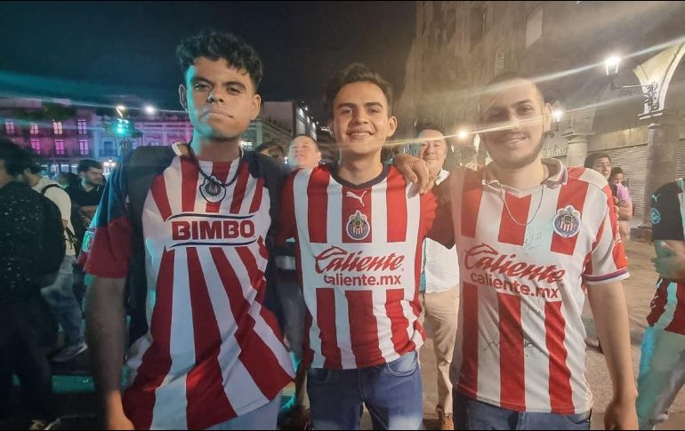Aficionados Chivas acudieron al centro de Guadalajara para ver el Clásico Nacional. EL INFORMADOR/ ELISEO ZAMUDIO