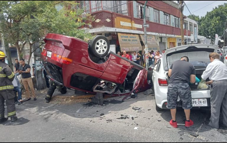 El aparatoso choque ocurrió en el cruce de Esteban Loera y la avenida Javier Mina. ESPECIAL