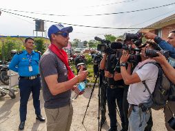 Kenton Cool habla ante periodistas en el aeropuerto de Katmandú después de descender de un helicóptero que lo trajo de regreso desde el Everest. AP/N. Shrestha