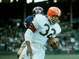 Jim Brown se retiró en el punto más alto de su brillante carrera en la NFL para convertirse en actor e importante activista por los derechos civiles en los años 60. AP / ARCHIVO