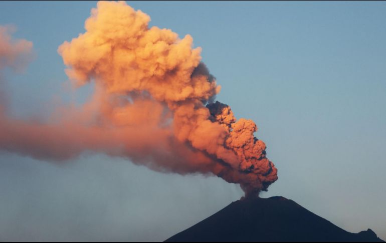 En los últimos días, el volcán Popocatépetl ha estado activo. AFP / ARCHIVO