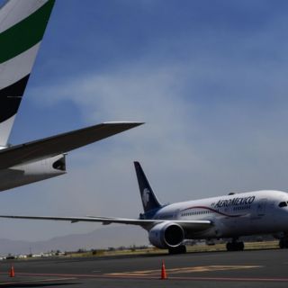 Por caída de ceniza, el AICM suspende operaciones