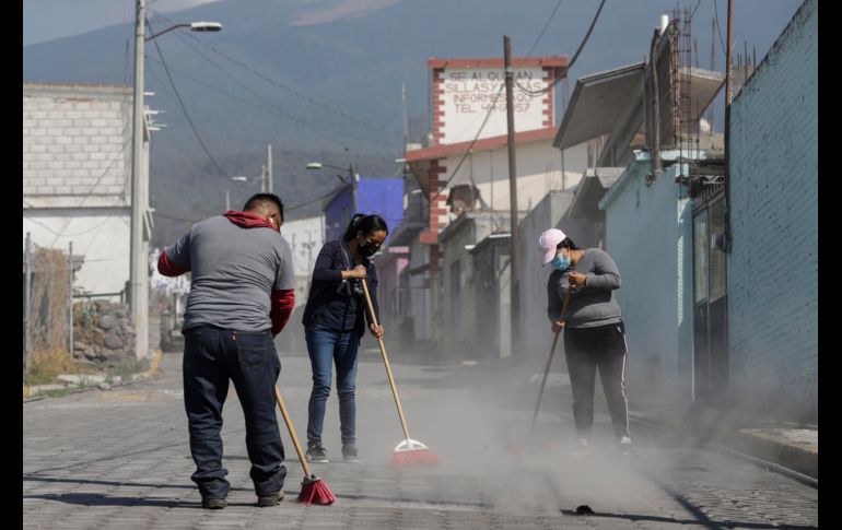 Habitantes barren la ceniza de las calles ante las continuas exhalaciones del volcán Popocatépetl hoy, en la comunidad de San Pedro Benito Juárez, Puebla. EFE / H. Ríos