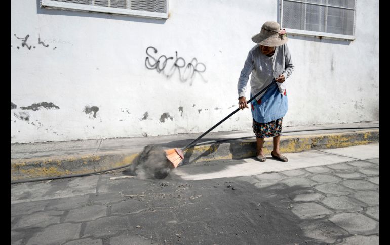 Por la caída de ceniza se han suspendido algunas actividades. EFE / H. Ríos