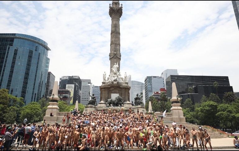 También se tomaron la primera fotografía histórica en el monumento al Ángel de la Independencia. EFE