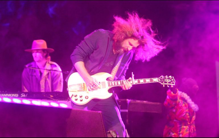My Morning Jacket. Jim James mostró un impecable manejo de la guitarra durante su set. EL INFORMADOR/A. Camacho