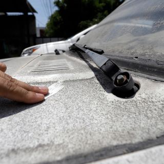 Reportan fuerte caída de ceniza en Puebla; cierran aeropuerto