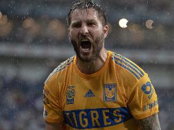 Con la llegada del silbatazo final, André Pierre Gignac realizó una seña de burla a la afición rayada. EFE/A. Ojeda