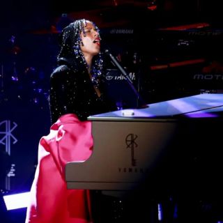 Alicia Keys canta a Peso Pluma en concierto y enloquece a fanáticos