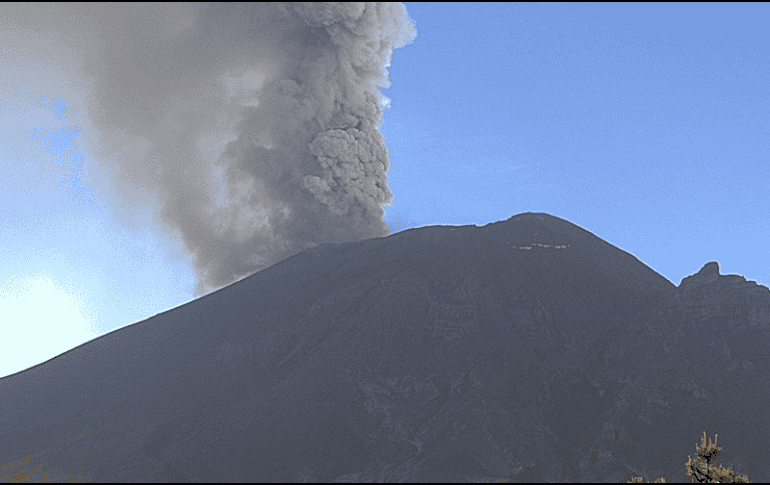 El volcán Popocatépetl ha presentado desde la madrugada episodios de tremor constante con emisiones de gases y ceniza de forma permanente. ESPECIAL