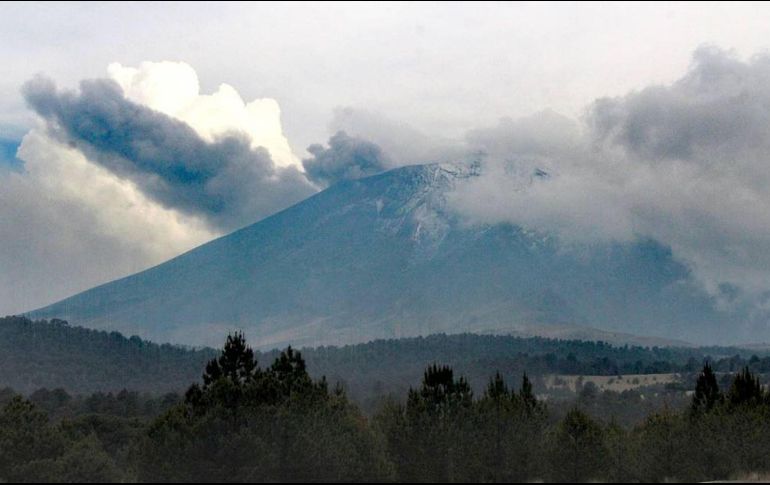 El volcán Popocatépetl ha presentado desde la madrugada episodios de tremor constante con emisiones de gases y ceniza de forma permanente. SUN