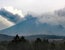 El volcán Popocatépetl ha presentado desde la madrugada episodios de tremor constante con emisiones de gases y ceniza de forma permanente. SUN