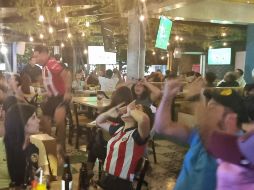 Tapatíos acudieron a bares de Chapultepec a ver el partido de vuelta de Chivas vs América que se llevó a cabo en el Azteca. ELISEO ZAMUDIO