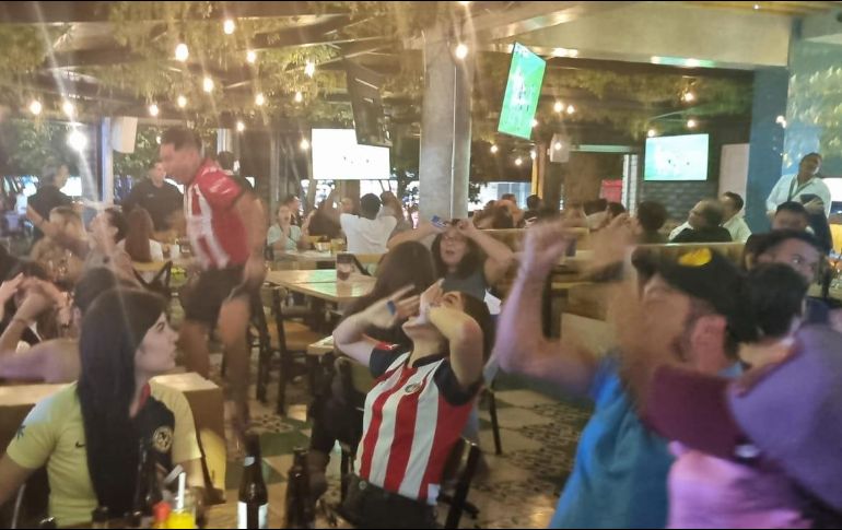 Tapatíos acudieron a bares de Chapultepec a ver el partido de vuelta de Chivas vs América que se llevó a cabo en el Azteca. ELISEO ZAMUDIO
