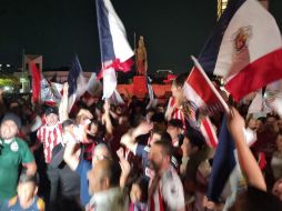 Los aficionados de las Chivas acudieron a La Minerva a festejar la victoria. EL INFORMADOR/ ERNESTO GÓMEZ