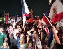 Los aficionados de las Chivas acudieron a La Minerva a festejar la victoria. EL INFORMADOR/ ERNESTO GÓMEZ