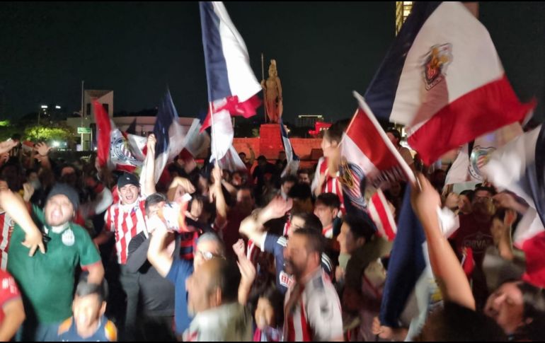 Los aficionados de las Chivas acudieron a La Minerva a festejar la victoria. EL INFORMADOR/ ERNESTO GÓMEZ