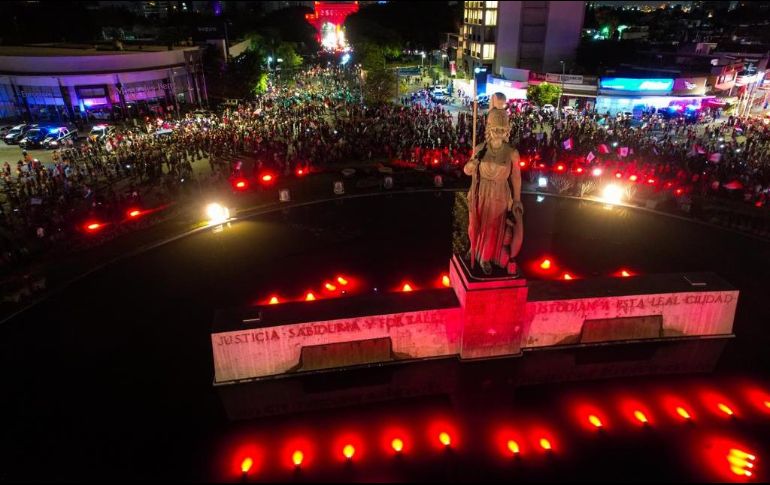 Los aficionados de las Chivas acudieron a La Minerva a festejar la victoria. EL INFORMADOR/ A. NAVARRO