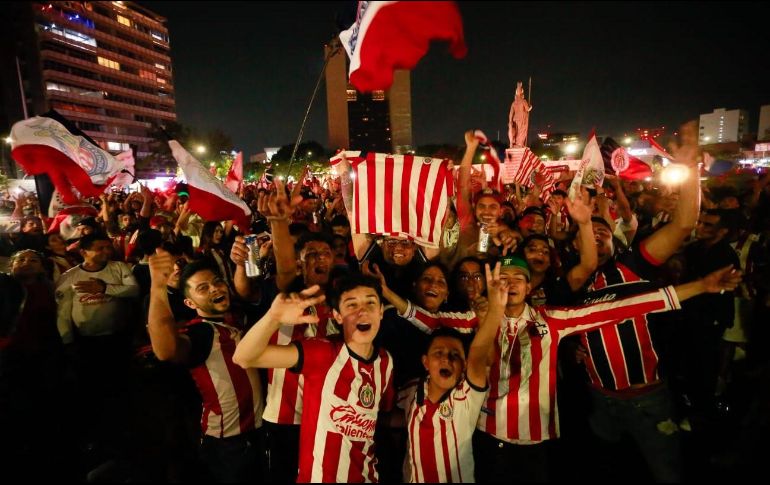Los aficionados de las Chivas acudieron a La Minerva a festejar la victoria. EL INFORMADOR/ C. ZEPEDA