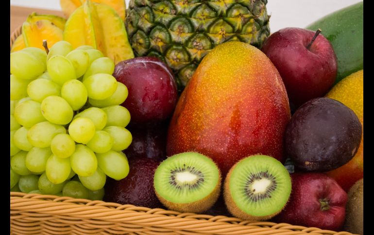 La OMS recomienda, para personas sanas, ingerir de dos a tres frutas diariamente. ESPECIAL/Foto de Jonas Kakaroto en Unsplash