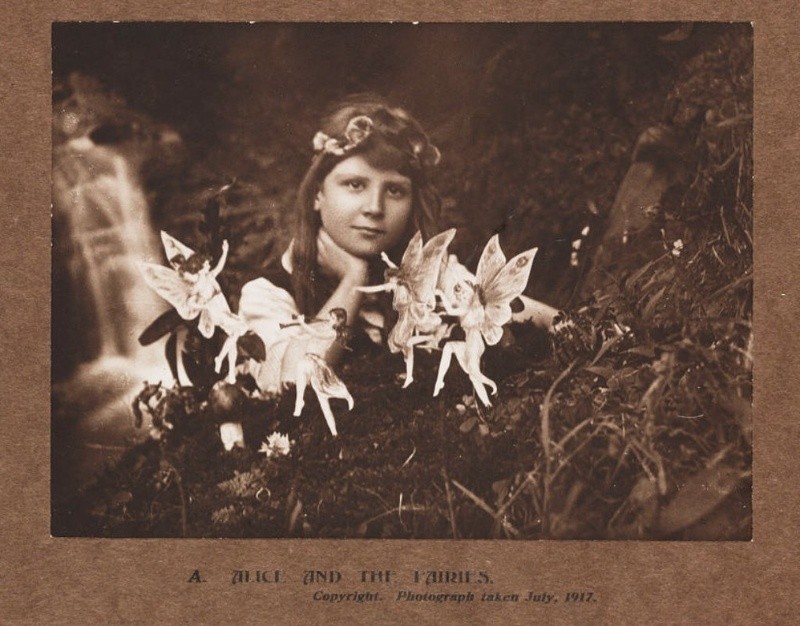 Foto de Frances 'Alice' Griffiths (1907-1986) con hadas, tomada por su prima Elsie 'Iris' Wright (1901-1988). GETTY IMAGES