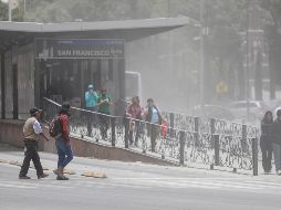 Transeúntes caminan entre la ceniza ocasionada por la actividad del volcán Popocatépetl, en el estado de Puebla. EFE / H. Ríos