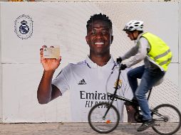 Cartel de Vinícius en el exterior del estadioSantiago Bernabéu. El jugador ha sufrido reiterados ataques racistas en España, especialmente esta temporada. AP/P. White