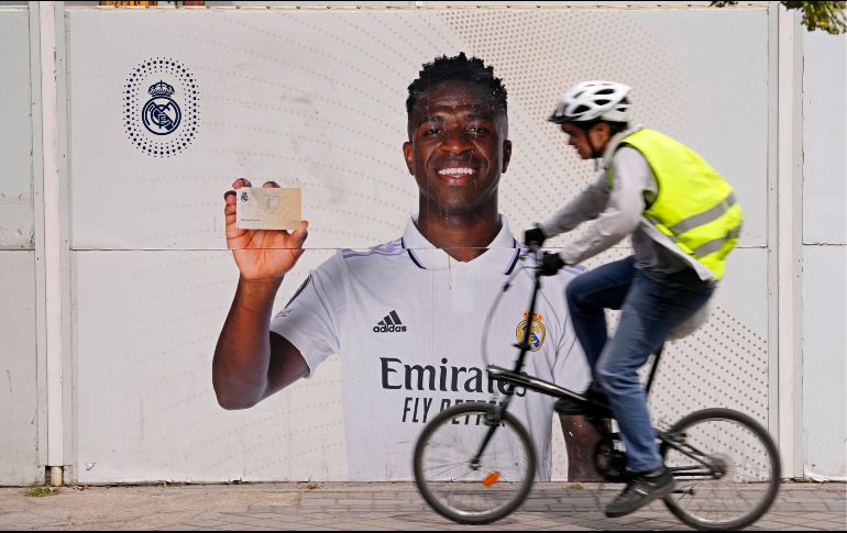 Cartel de Vinícius en el exterior del estadioSantiago Bernabéu. El jugador ha sufrido reiterados ataques racistas en España, especialmente esta temporada. AP/P. White