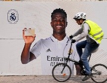 Cartel de Vinícius en el exterior del estadioSantiago Bernabéu. El jugador ha sufrido reiterados ataques racistas en España, especialmente esta temporada. AP/P. White