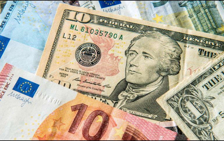 El euro baja 0.4% frente al billete verde, mientras la libra pierde 0.4 por ciento. AFP / ARCHIVO