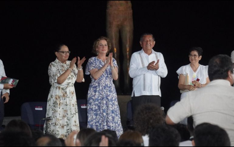 La escritora Beatriz Gutiérrez Müller acudió al “Fandango por la Lectura” en Puerto Vallarta. ESPECIAL