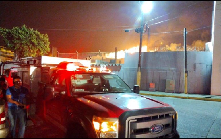 En redes sociales circulan videos en los que se observan las llamas y columnas de humo. TWITTER/PCEstatalVer