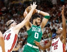 Los aún campeones del Este obligaron con su triunfo a que la serie regrese a Boston, donde buscarán alargarla. EFE/R. Wise