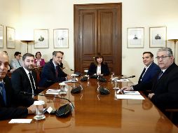 La presidenta griega Katerina Sakelaropoulou, en una reunión con el Primer Ministro griego y presidente del partido conservador Nueva Democracia, Kyriakos Mitsotakis. EFE