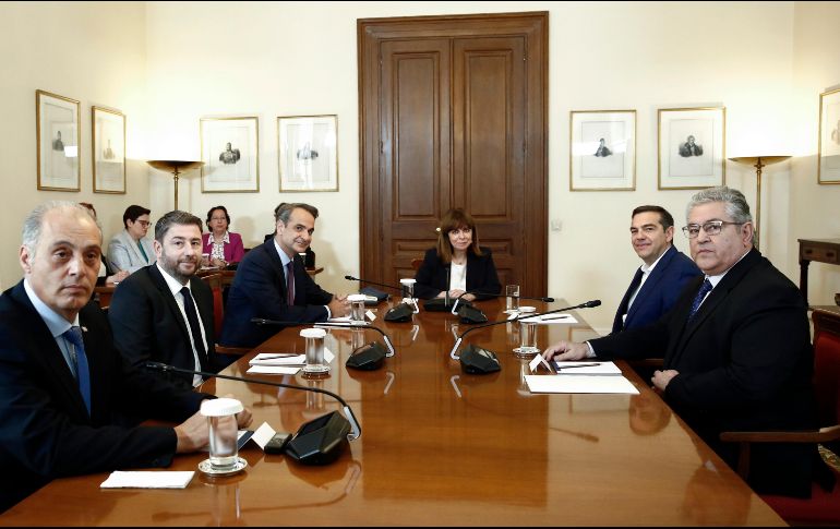 La presidenta griega Katerina Sakelaropoulou, en una reunión con el Primer Ministro griego y presidente del partido conservador Nueva Democracia, Kyriakos Mitsotakis. EFE
