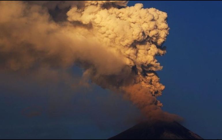 El volcán Popocatépetl de México sigue expulsando materiales incandescentes, humo y cenizas. AFP