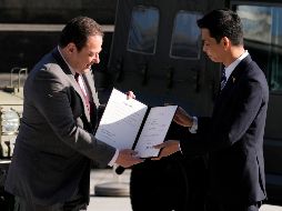 El viceministro de Defensa japonés, Toshiro Ino, entregó un documento al embajador ucraniano, Sergiy Korsunsky, que detalla los tres tipos de vehículos donados. AP/E. Hoshiko