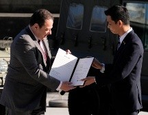 El viceministro de Defensa japonés, Toshiro Ino, entregó un documento al embajador ucraniano, Sergiy Korsunsky, que detalla los tres tipos de vehículos donados. AP/E. Hoshiko