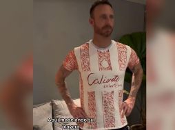 Mujer le hace a mano una playera de Chivas a su esposo porque no tenía