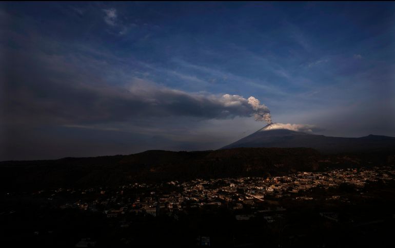 El volcán Popocatépetl sigue dando de qué hablar, pues este cráter continúa en constante actividad que preocupa a algunos y empolva a otros. AP / M. Ugarte