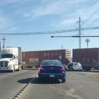 Conductor le "intenta ganar el paso" al tren y genera caos vial en avenida Aviación