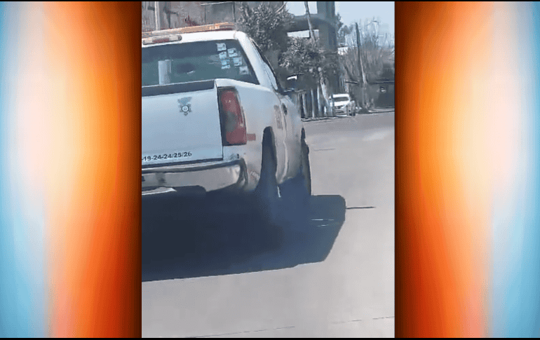 Fue un usuario de Twitter quien exhibió al vehículo oficial contaminante sin mencionar el lugar y la fecha del suceso. TWITTER / @MarioAv41290699