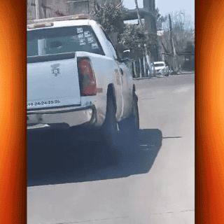 Exhiben a patrulla vial contaminando; autoridad niega que unidad emita contaminantes (VIDEO)